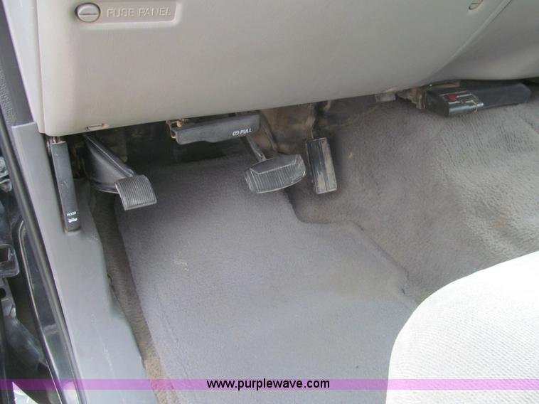 image for item H8970 1999 Ford F550 Super Duty XLT flatbed truck