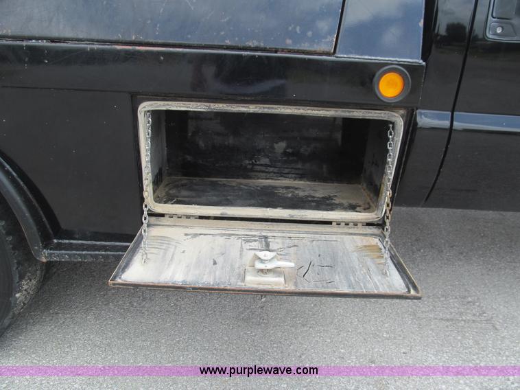 image for item H8970 1999 Ford F550 Super Duty XLT flatbed truck