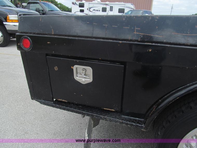 image for item H8970 1999 Ford F550 Super Duty XLT flatbed truck