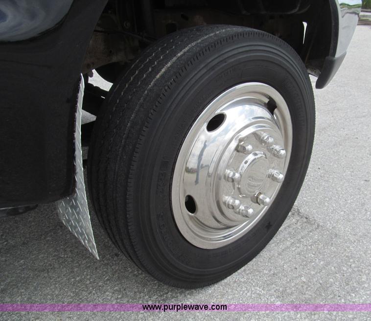 image for item H8970 1999 Ford F550 Super Duty XLT flatbed truck