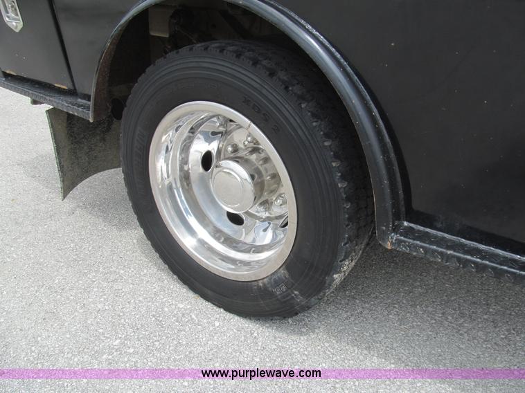 image for item H8970 1999 Ford F550 Super Duty XLT flatbed truck