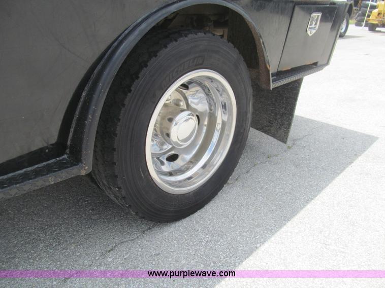 image for item H8970 1999 Ford F550 Super Duty XLT flatbed truck