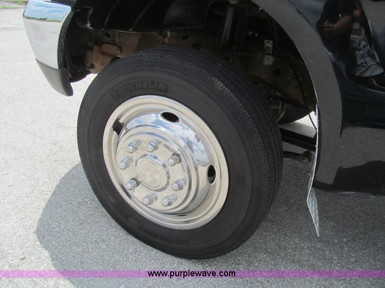 image for item H8970 1999 Ford F550 Super Duty XLT flatbed truck