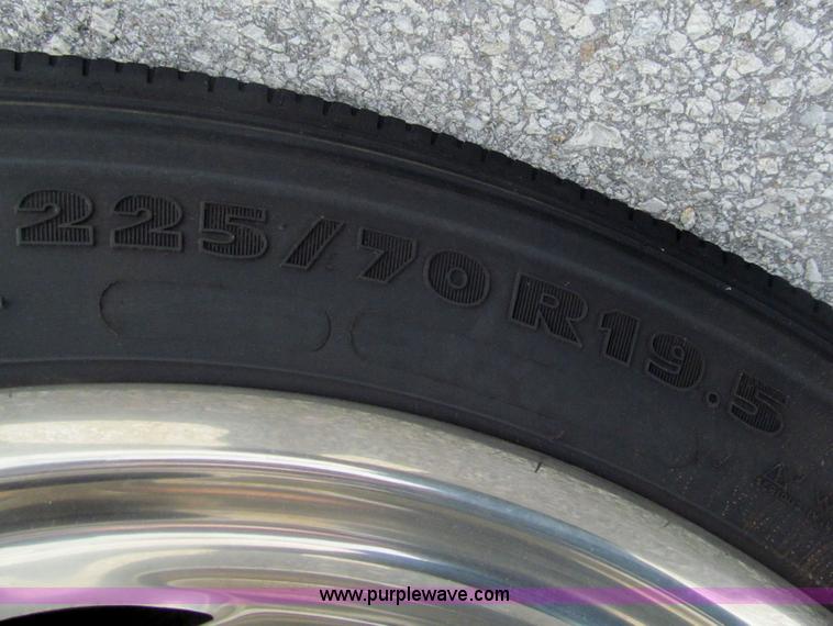 image for item H8970 1999 Ford F550 Super Duty XLT flatbed truck