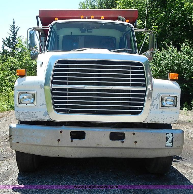 image for item I3613 1994 Ford LT8000 dump truck