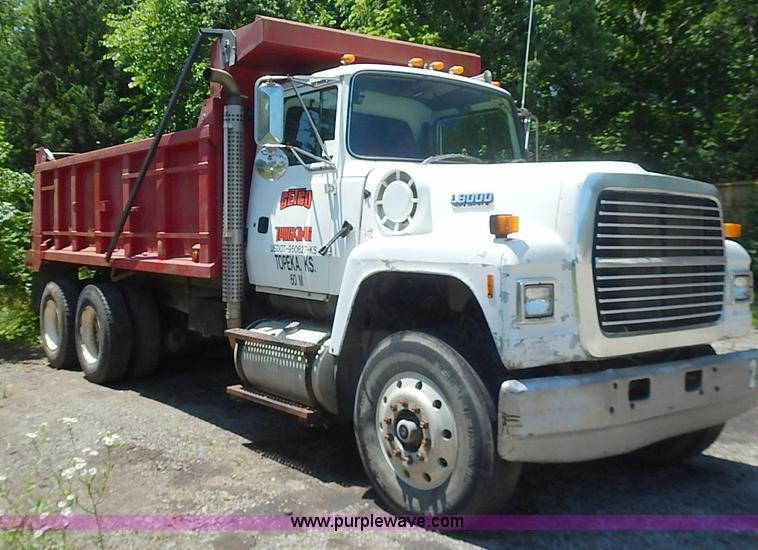 image for item I3613 1994 Ford LT8000 dump truck