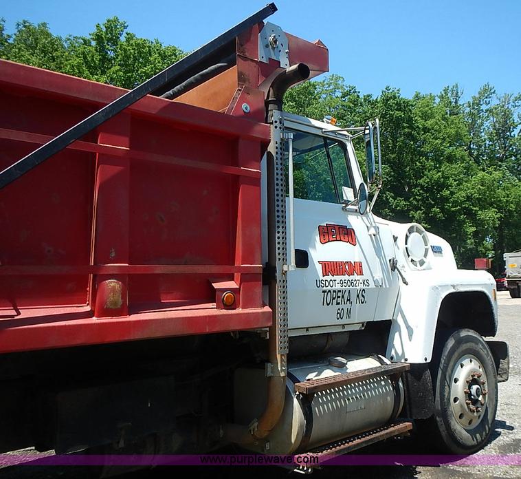 image for item I3613 1994 Ford LT8000 dump truck