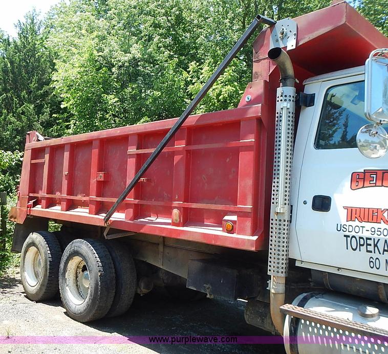 image for item I3613 1994 Ford LT8000 dump truck