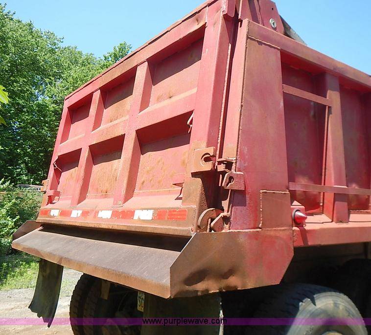image for item I3613 1994 Ford LT8000 dump truck