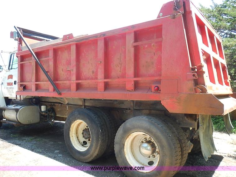 image for item I3613 1994 Ford LT8000 dump truck