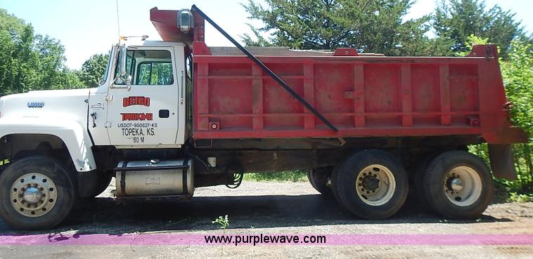 image for item I3613 1994 Ford LT8000 dump truck