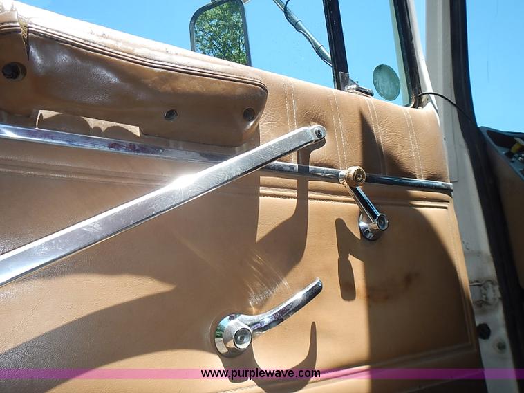 image for item I3613 1994 Ford LT8000 dump truck