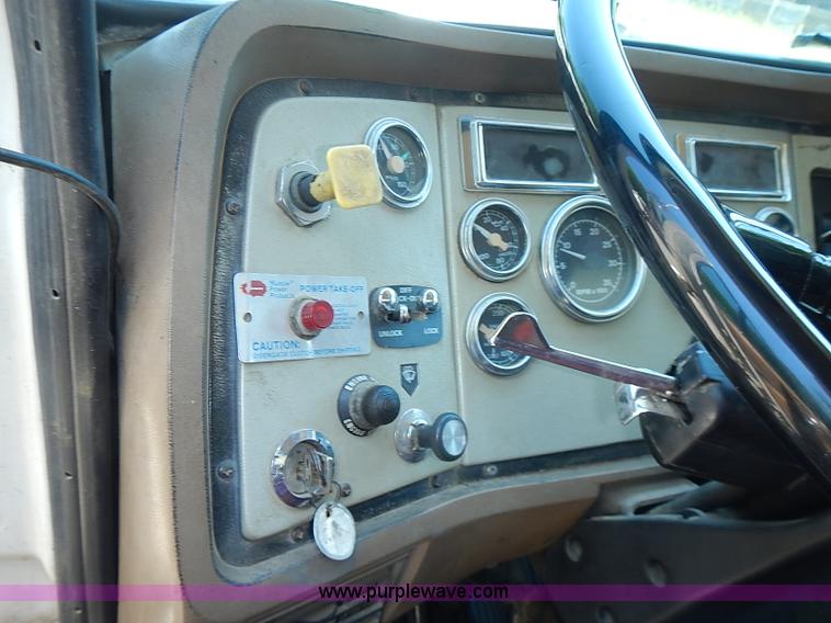 image for item I3613 1994 Ford LT8000 dump truck