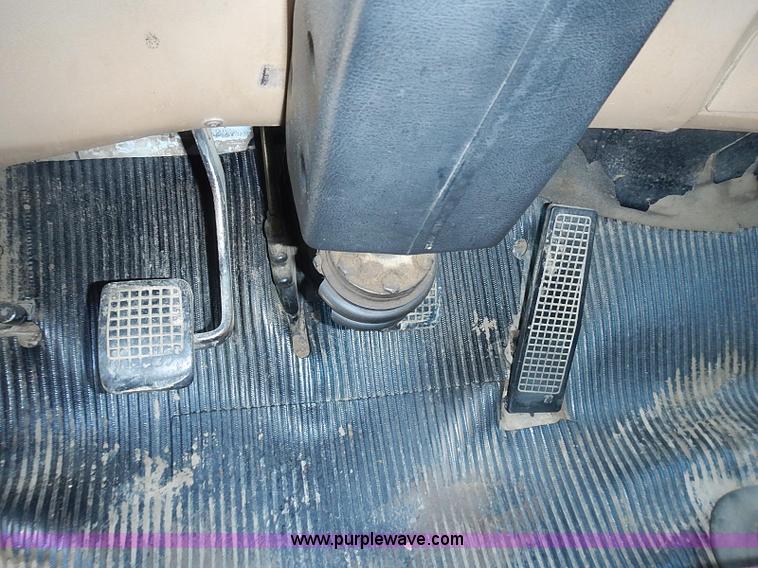 image for item I3613 1994 Ford LT8000 dump truck