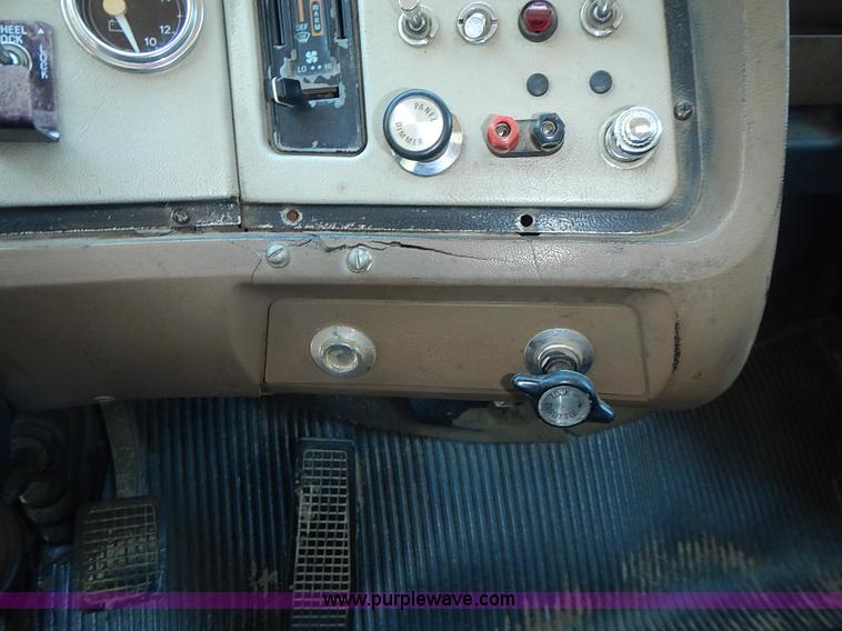 image for item I3613 1994 Ford LT8000 dump truck