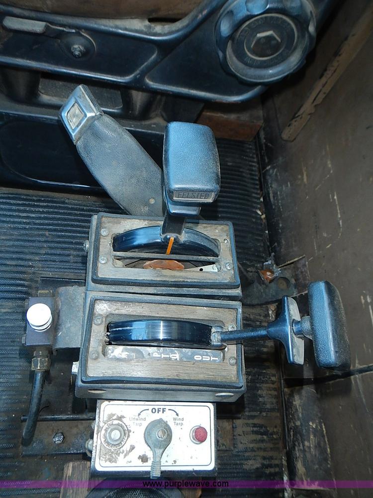 image for item I3613 1994 Ford LT8000 dump truck