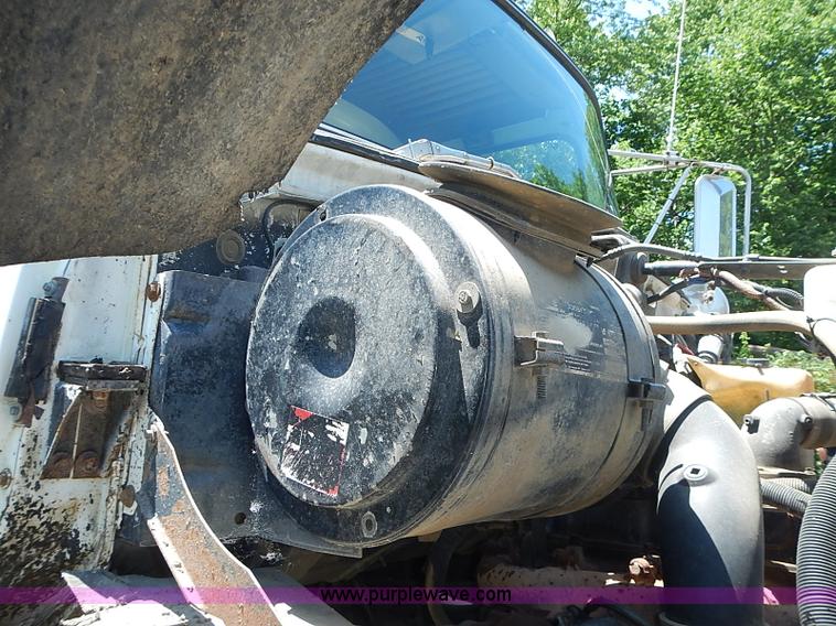 image for item I3613 1994 Ford LT8000 dump truck