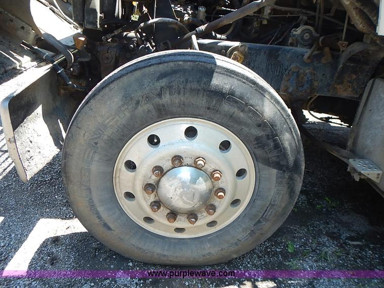 image for item I3613 1994 Ford LT8000 dump truck