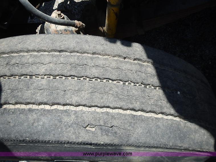 image for item I3613 1994 Ford LT8000 dump truck