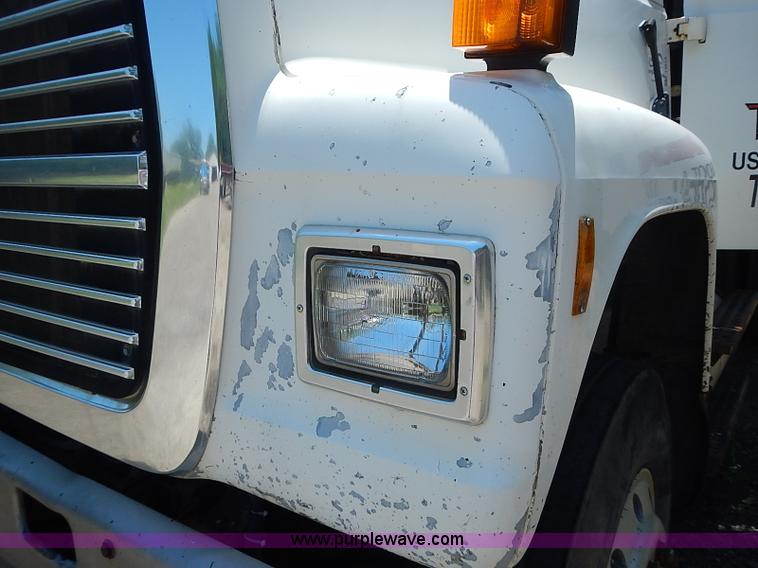image for item I3613 1994 Ford LT8000 dump truck