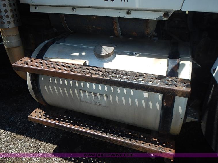 image for item I3613 1994 Ford LT8000 dump truck