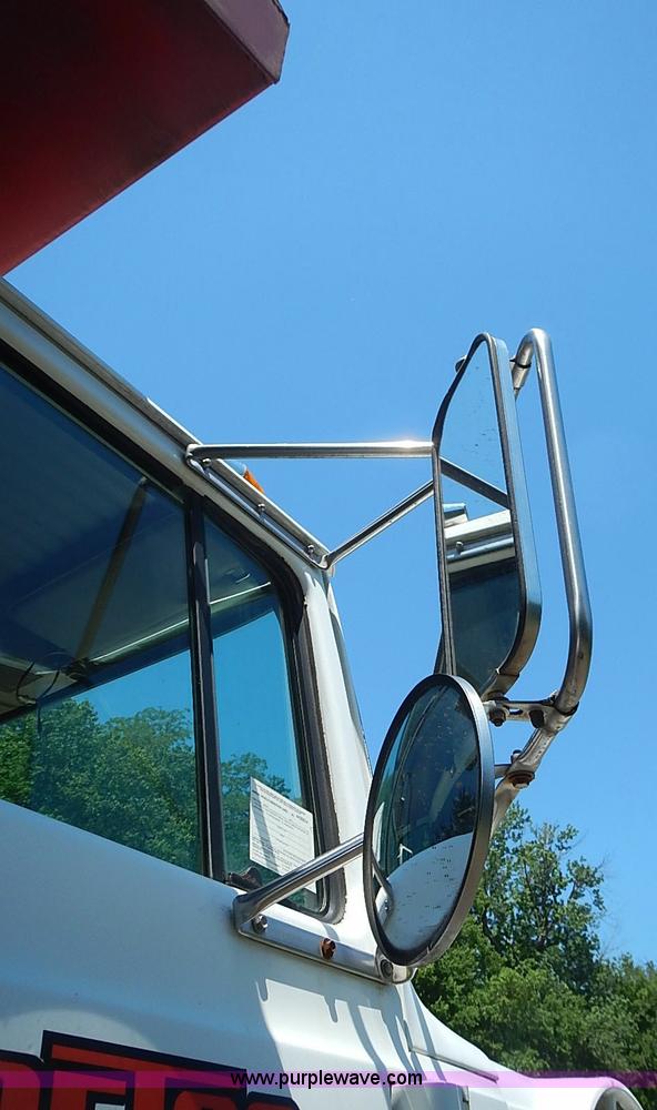 image for item I3613 1994 Ford LT8000 dump truck