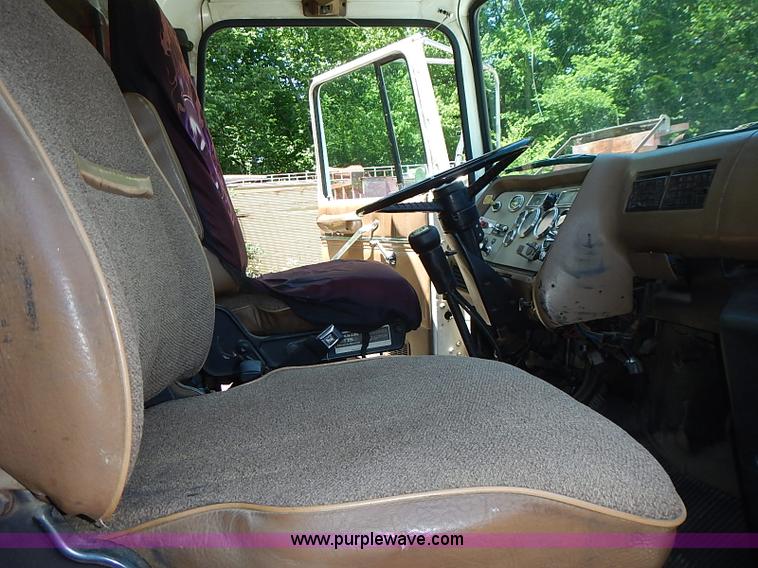 image for item I3613 1994 Ford LT8000 dump truck