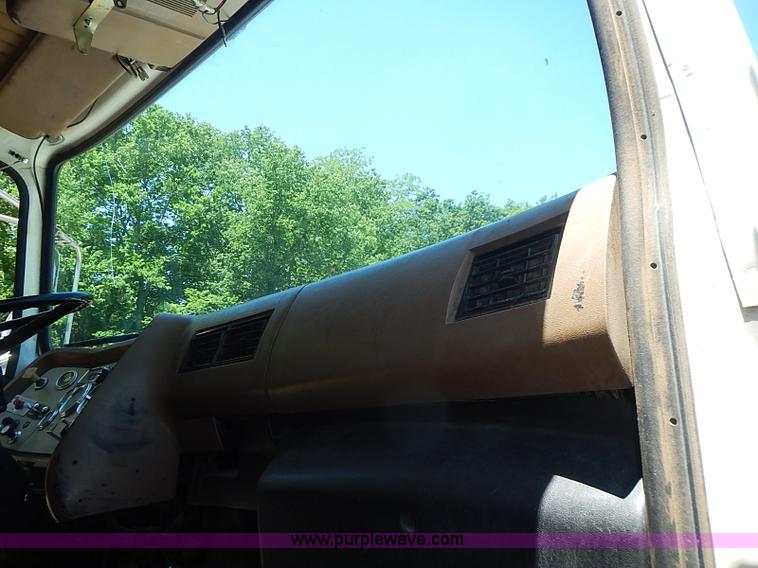 image for item I3613 1994 Ford LT8000 dump truck