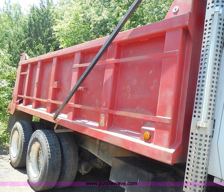image for item I3613 1994 Ford LT8000 dump truck