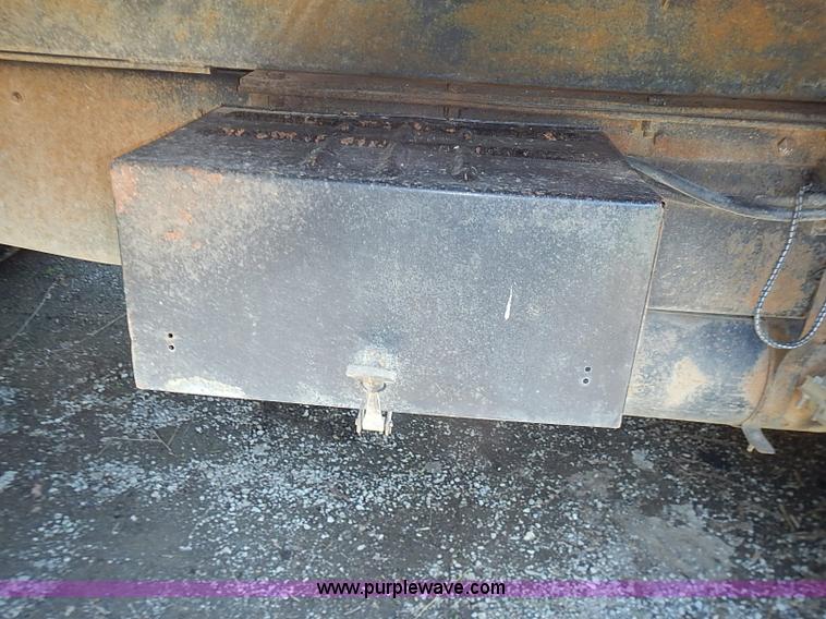 image for item I3613 1994 Ford LT8000 dump truck