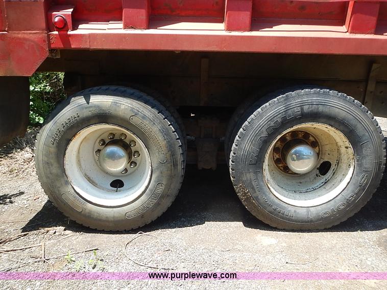 image for item I3613 1994 Ford LT8000 dump truck