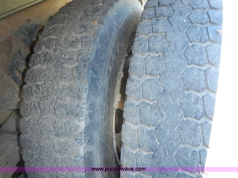 image for item I3613 1994 Ford LT8000 dump truck