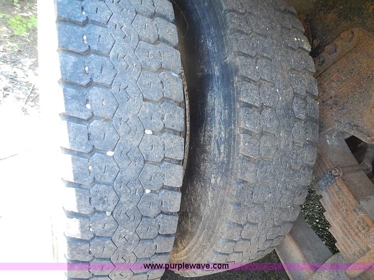 image for item I3613 1994 Ford LT8000 dump truck