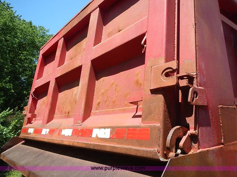 image for item I3613 1994 Ford LT8000 dump truck