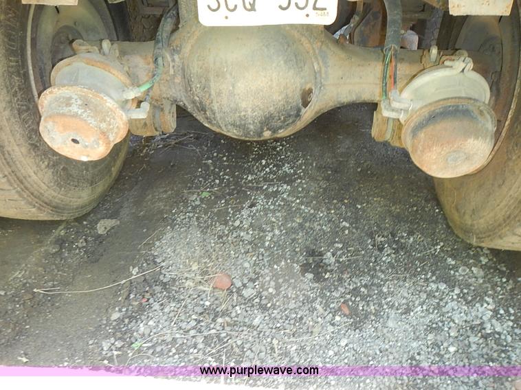 image for item I3613 1994 Ford LT8000 dump truck