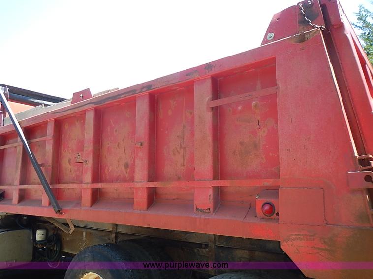 image for item I3613 1994 Ford LT8000 dump truck