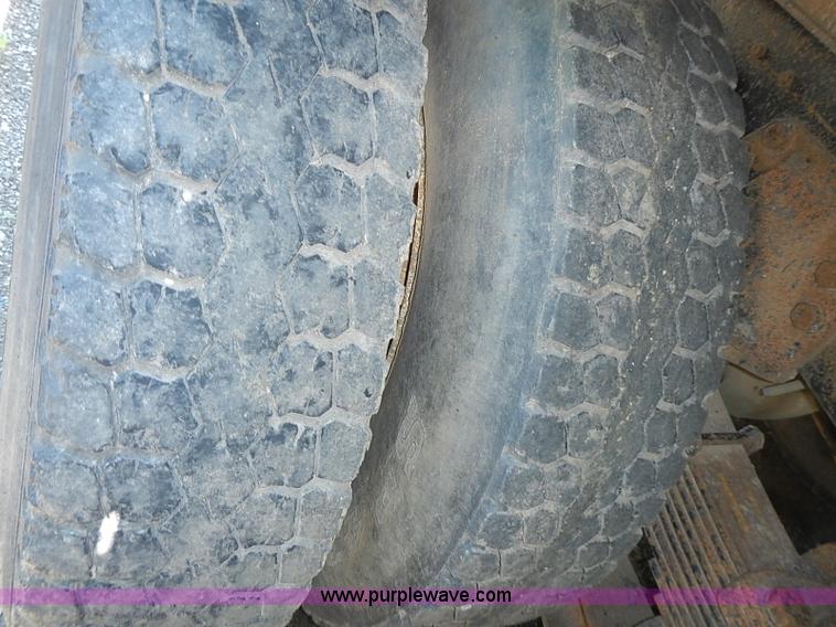 image for item I3613 1994 Ford LT8000 dump truck