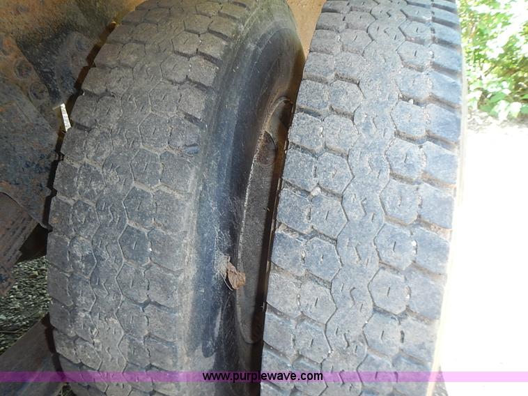 image for item I3613 1994 Ford LT8000 dump truck