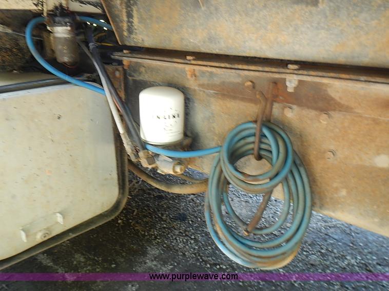 image for item I3613 1994 Ford LT8000 dump truck