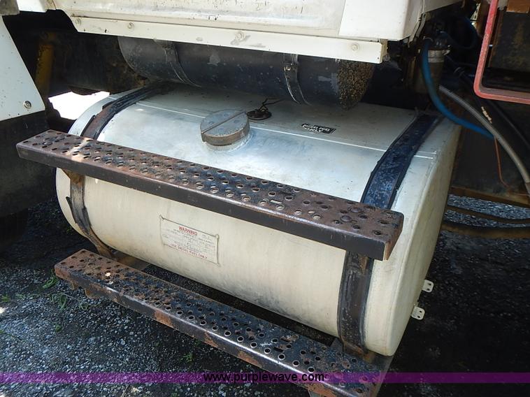 image for item I3613 1994 Ford LT8000 dump truck