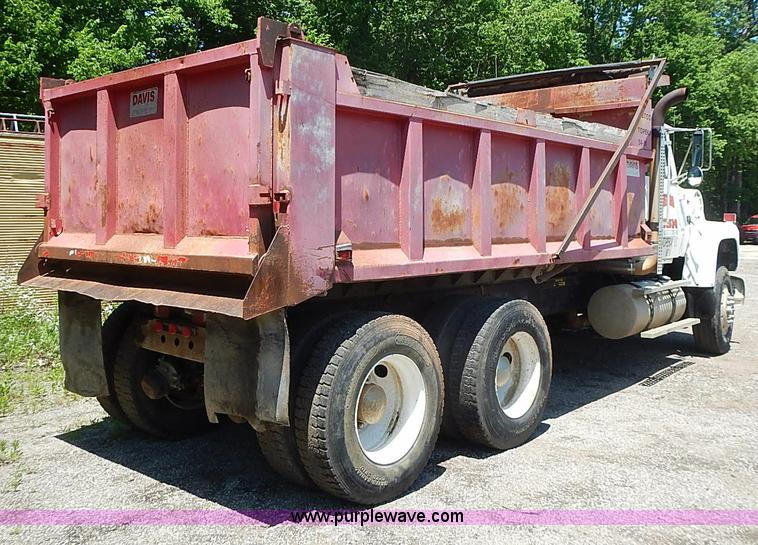 image for item I3614 1996 Ford LT9000 dump truck