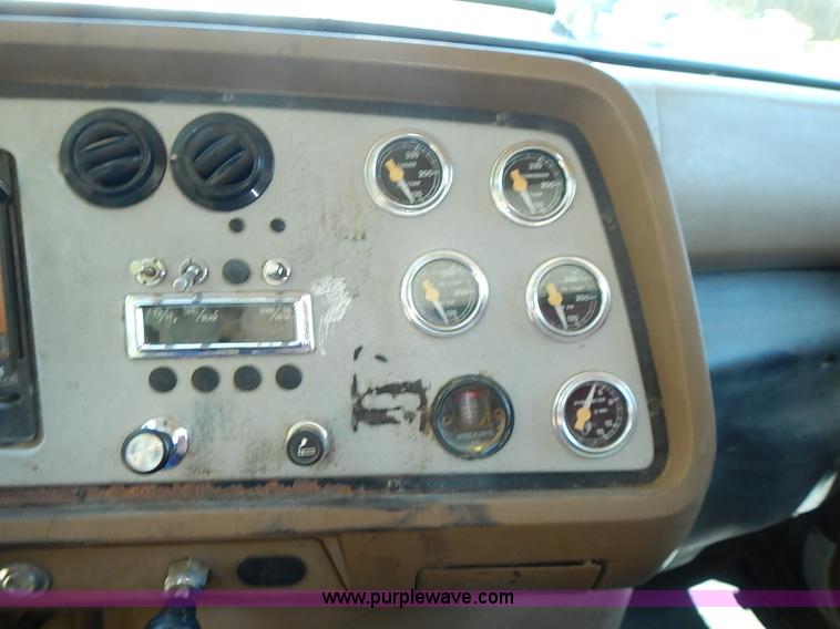 image for item I3614 1996 Ford LT9000 dump truck