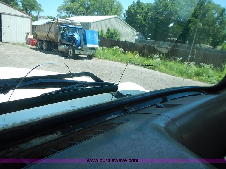 image for item I3614 1996 Ford LT9000 dump truck