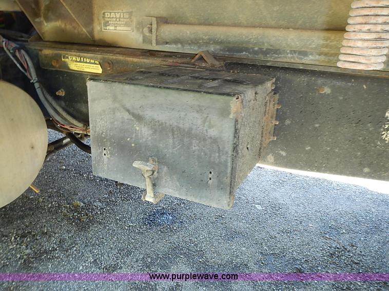 image for item I3614 1996 Ford LT9000 dump truck