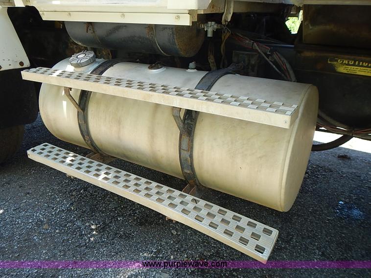 image for item I3614 1996 Ford LT9000 dump truck