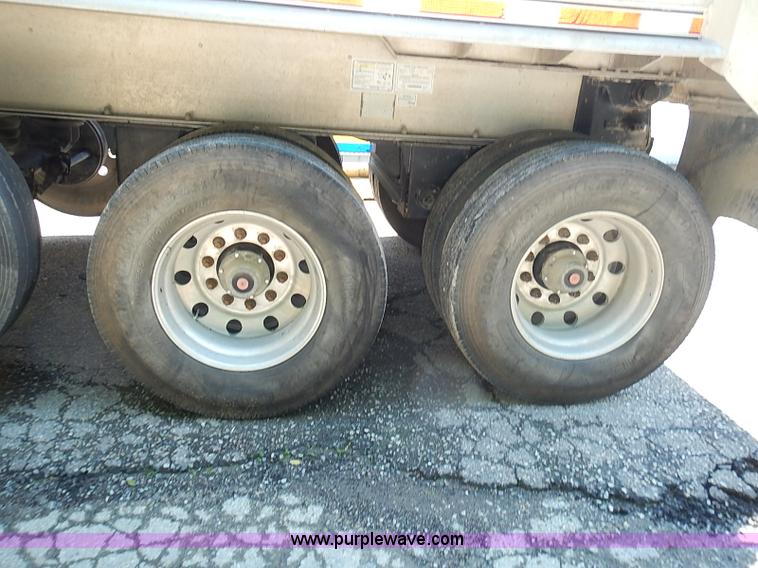 image for item I3615 2007 MAC 28' aluminum trailer