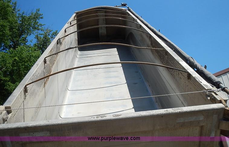 image for item I3615 2007 MAC 28' aluminum trailer