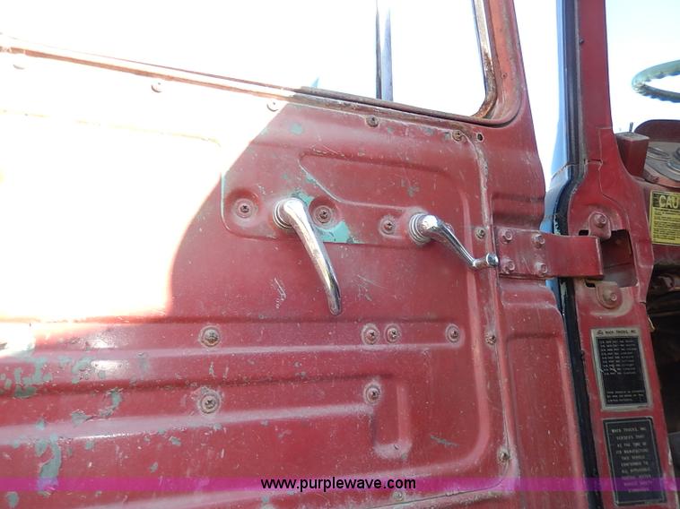 image for item I3747 1968 Mack R600 water truck