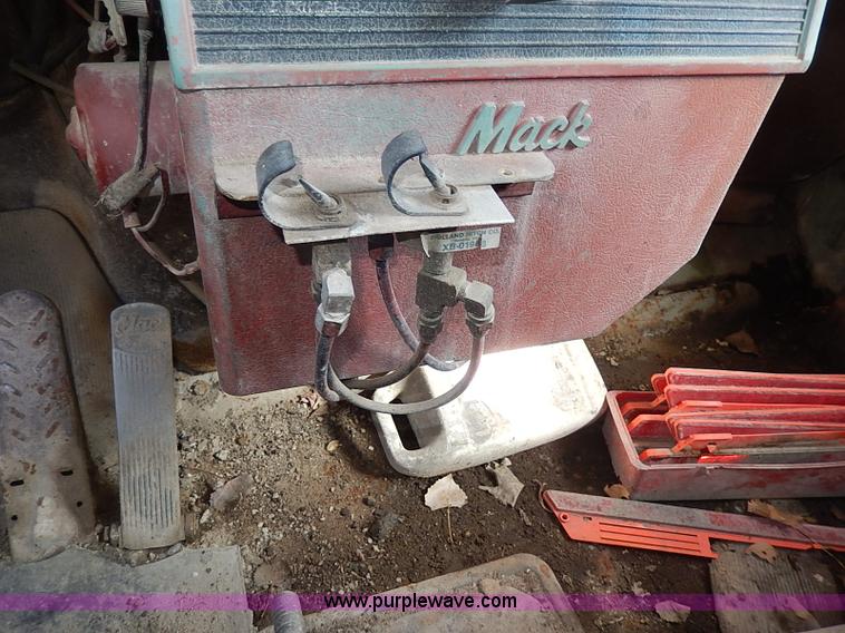 image for item I3747 1968 Mack R600 water truck