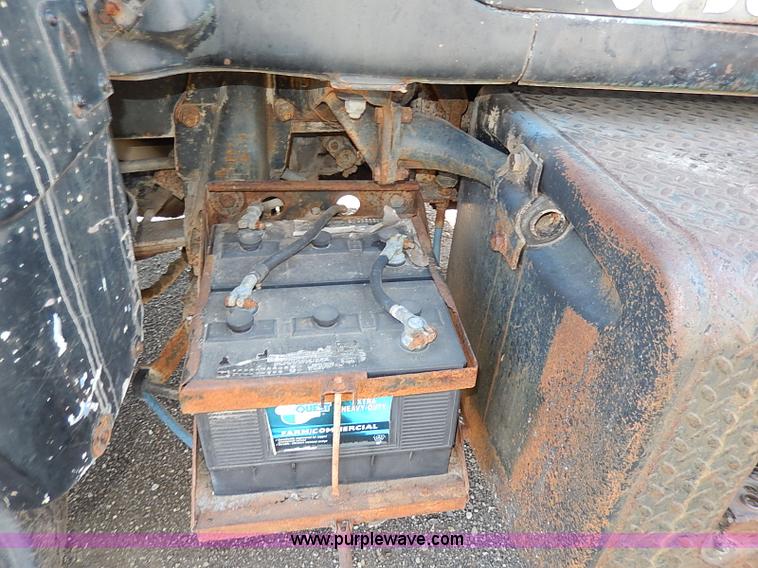 image for item I3747 1968 Mack R600 water truck